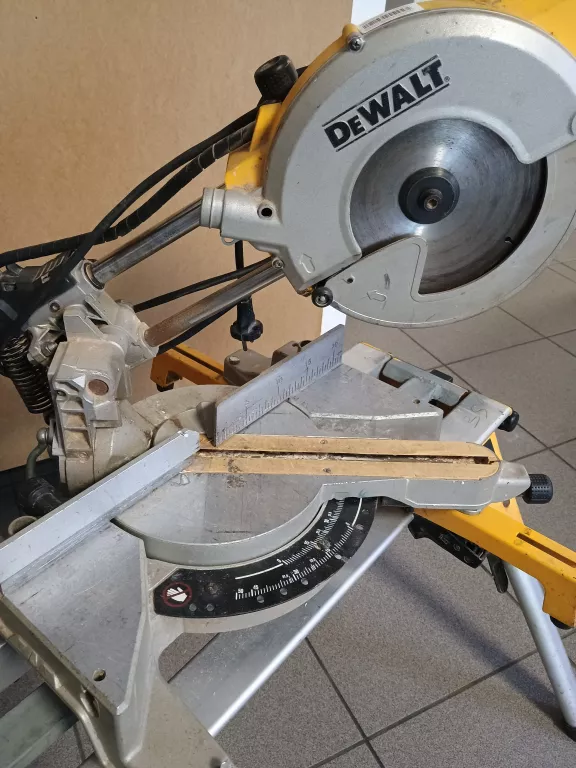 ukosnica-z-posuwem-dewalt-dws777-de7400-stol-roboczy-seria-dws773