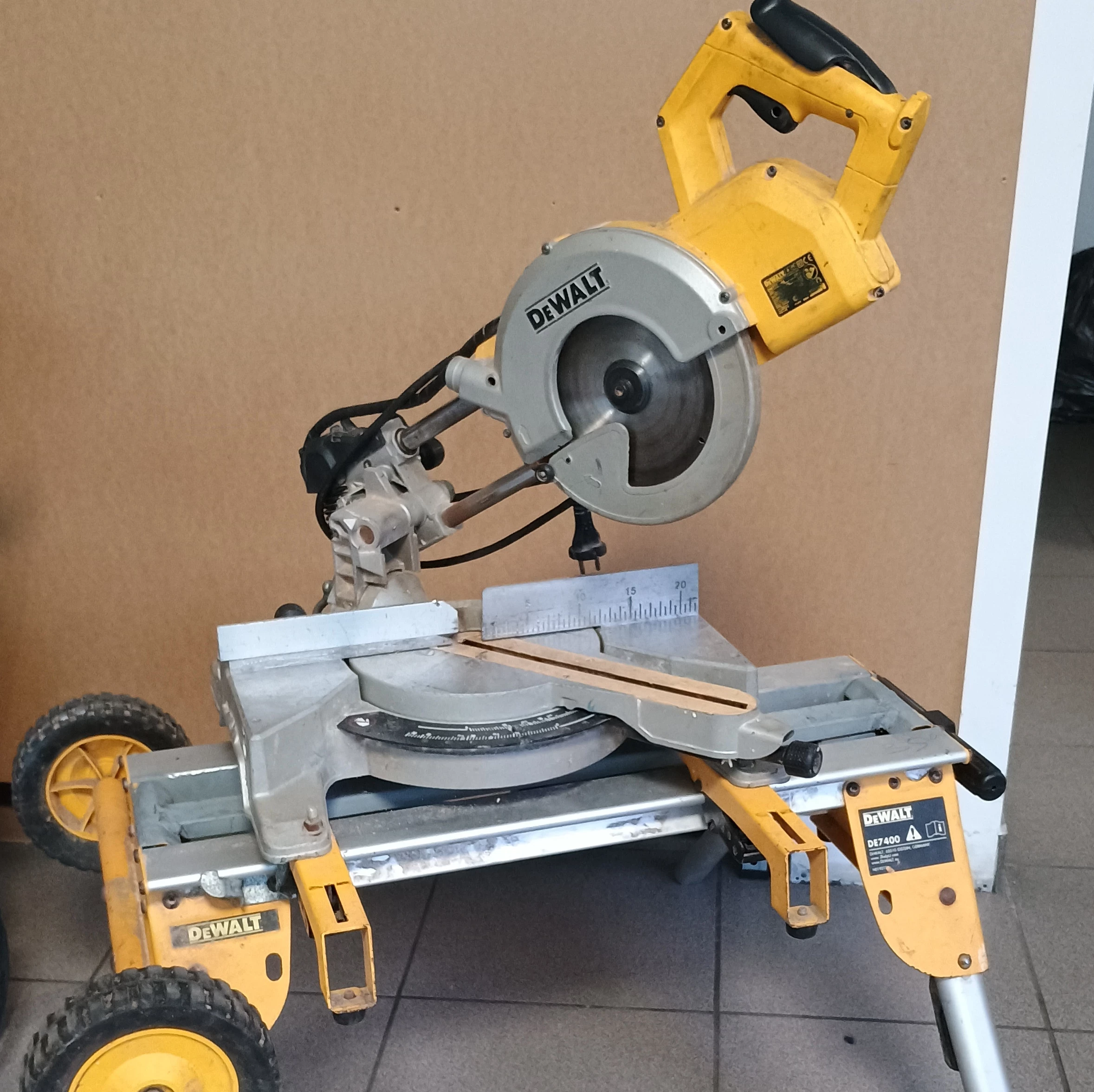 ukosnica-z-posuwem-dewalt-dws777-de7400-stol-roboczy-jagiellonska-721-szczecin-rs