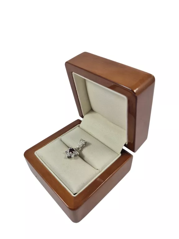 DELIKATNA SREBRNA ZAWIESZKA 925 1,41G