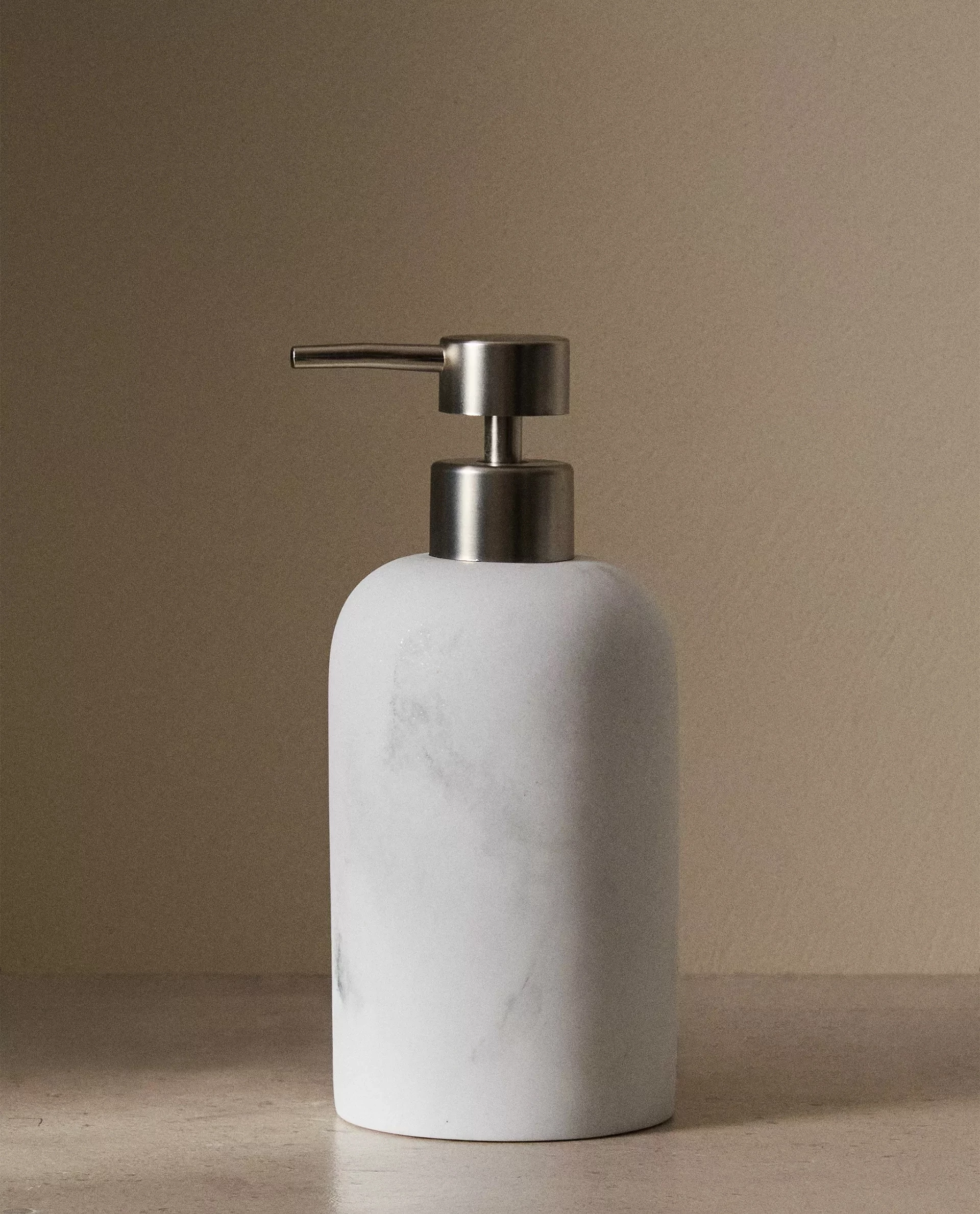 dozownik-do-mydla-z-efektem-marmuru-zara-home-krupnicza-3-wroclaw