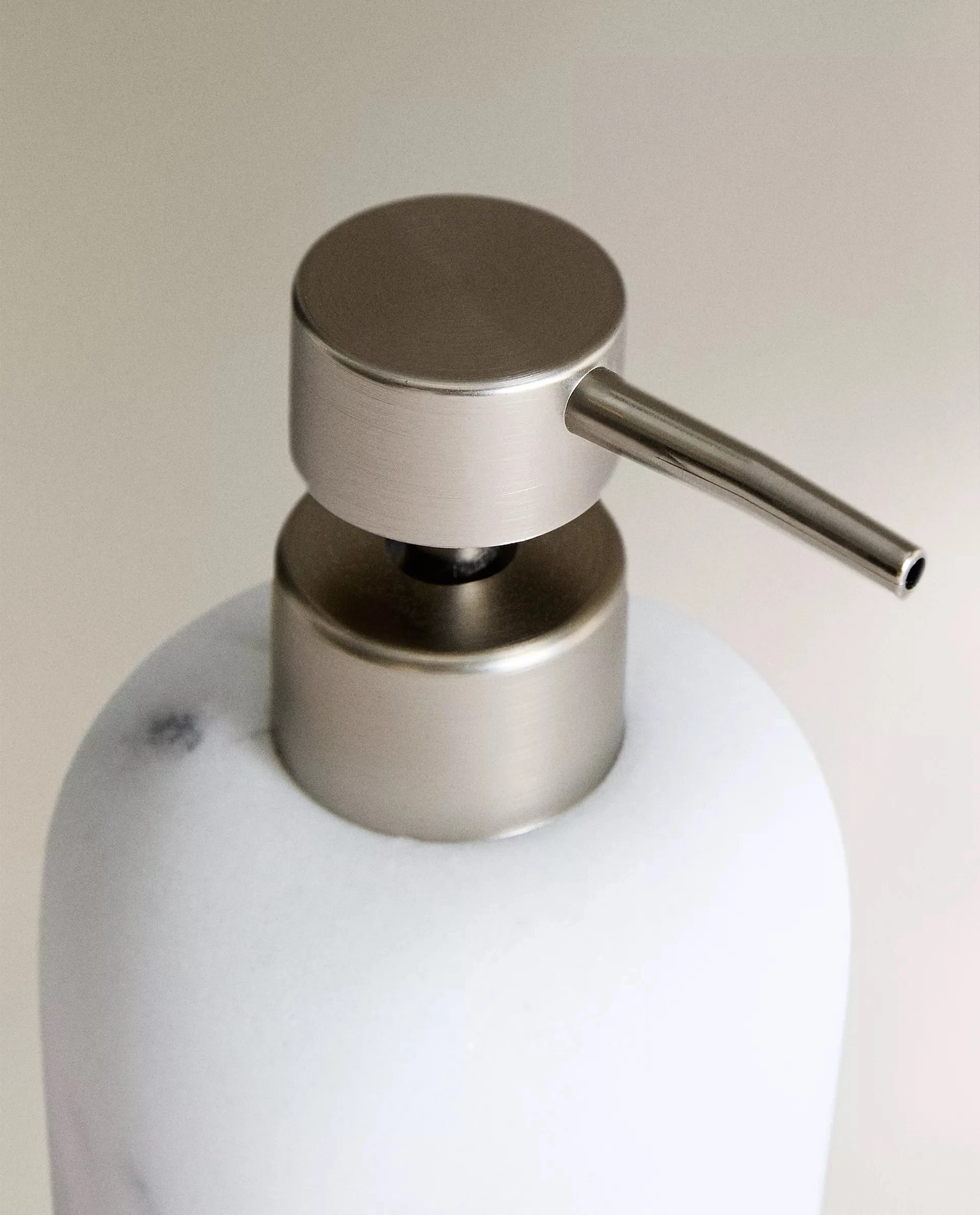 dozownik-do-mydla-z-efektem-marmuru-zara-home-stan-11323-238058