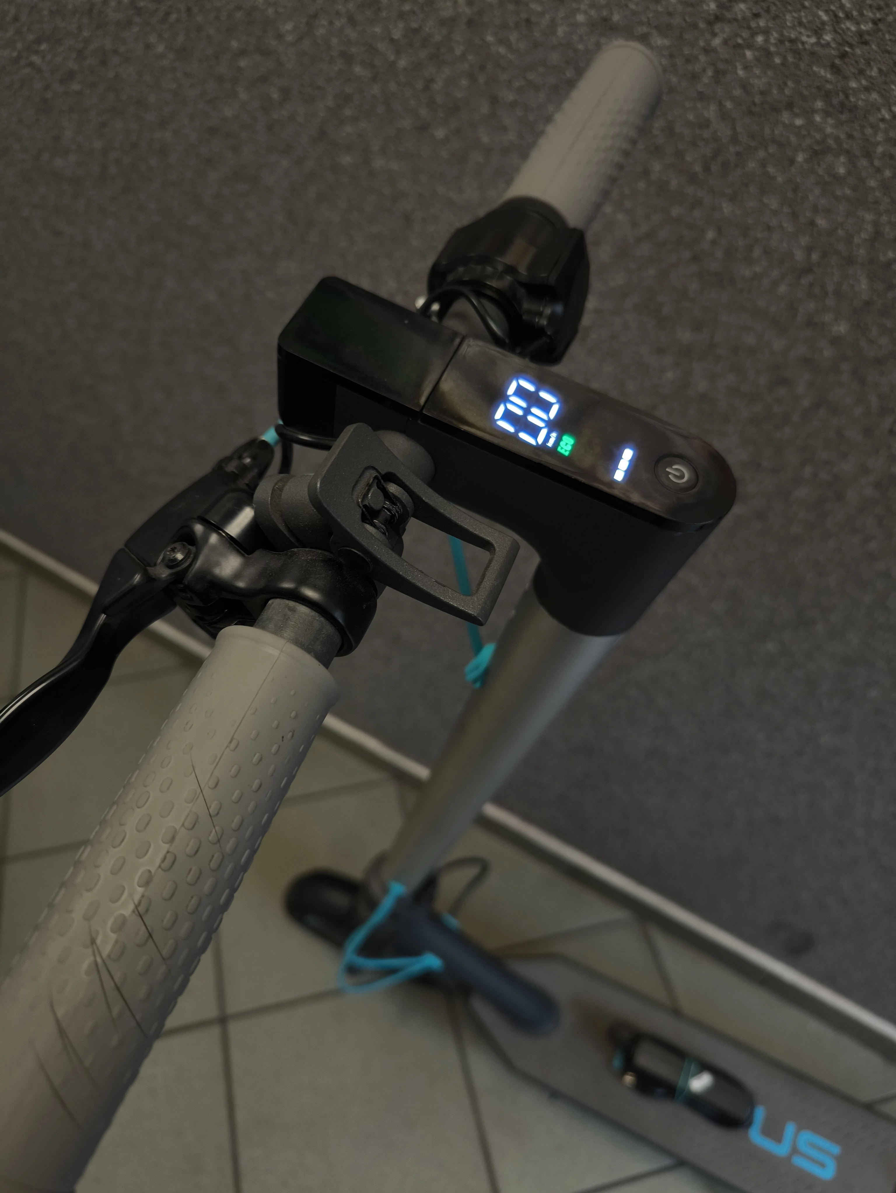 hulajnoga-elektryczna-motus-scooty-10-lite-2022-ladowarka-ean-gtin-5901821996143