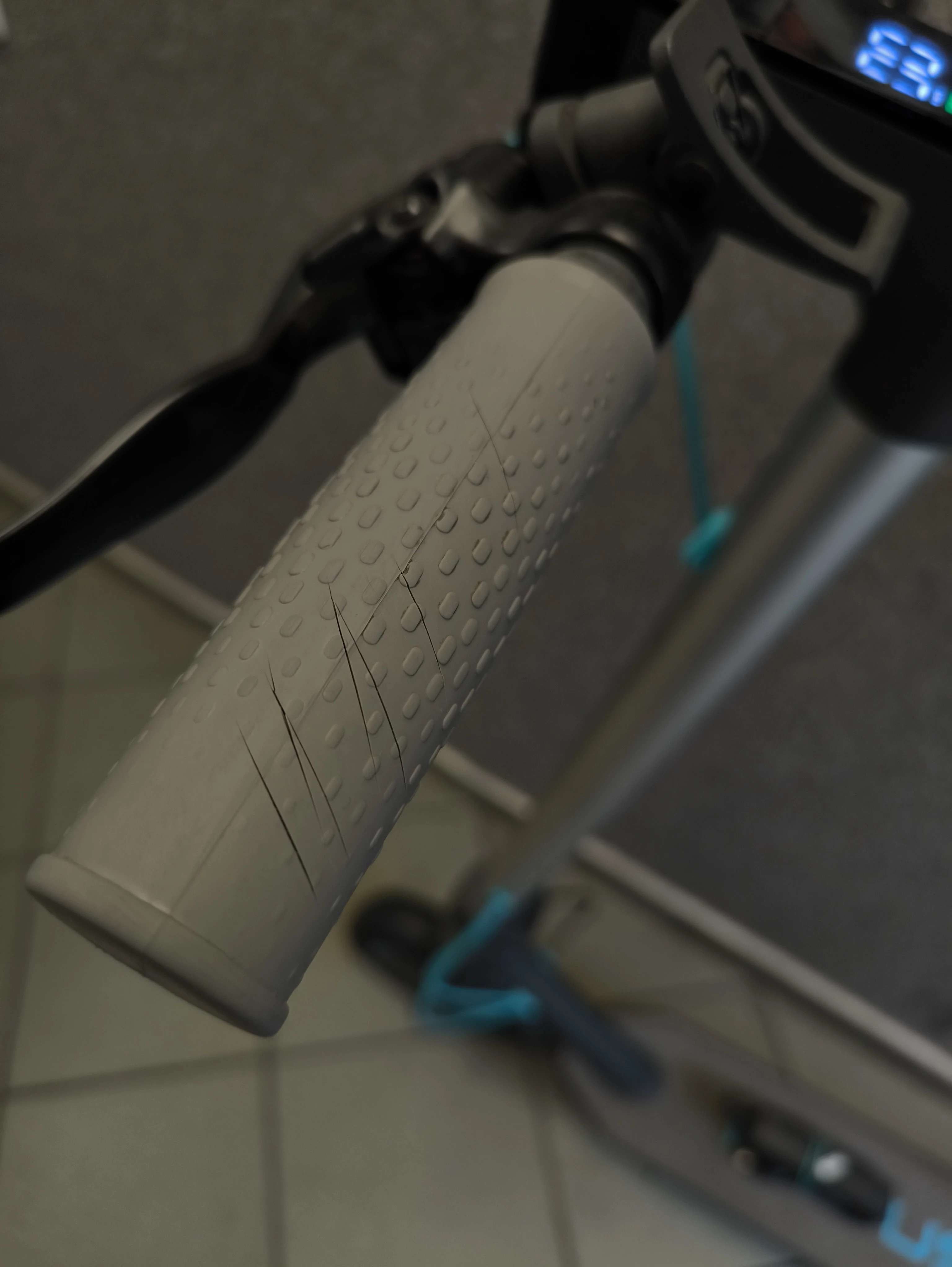 hulajnoga-elektryczna-motus-scooty-10-lite-2022-ladowarka-stan-11323-2