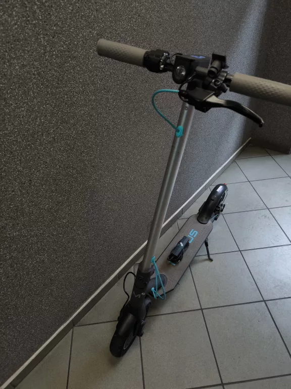 HULAJNOGA ELEKTRYCZNA MOTUS SCOOTY 10 LITE 2022, ŁADOWARKA