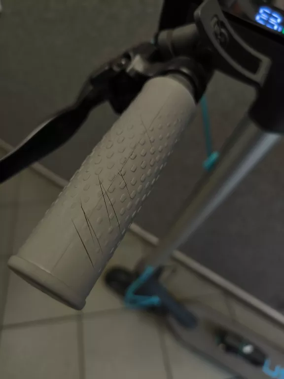 hulajnoga-elektryczna-motus-scooty-10-lite-2022-ladowarka-stan-11323-2