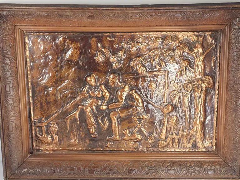 DUŻY OBRAZ METALOPLASTYKA W DREWNIANEJ RAMIE. WIEJSKI PEJZAŻ 61X45 CM