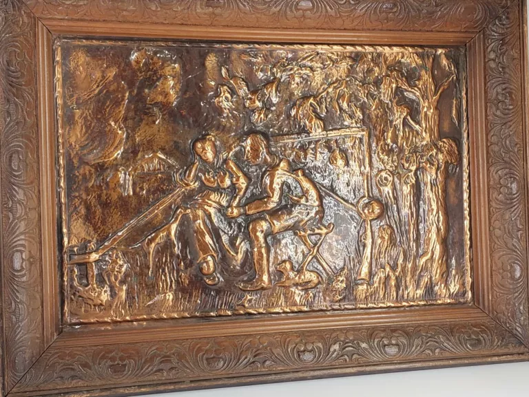 DUŻY OBRAZ METALOPLASTYKA W DREWNIANEJ RAMIE. WIEJSKI PEJZAŻ 61X45 CM