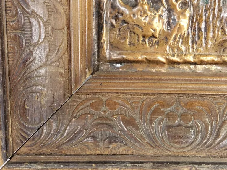 DUŻY OBRAZ METALOPLASTYKA W DREWNIANEJ RAMIE. WIEJSKI PEJZAŻ 61X45 CM