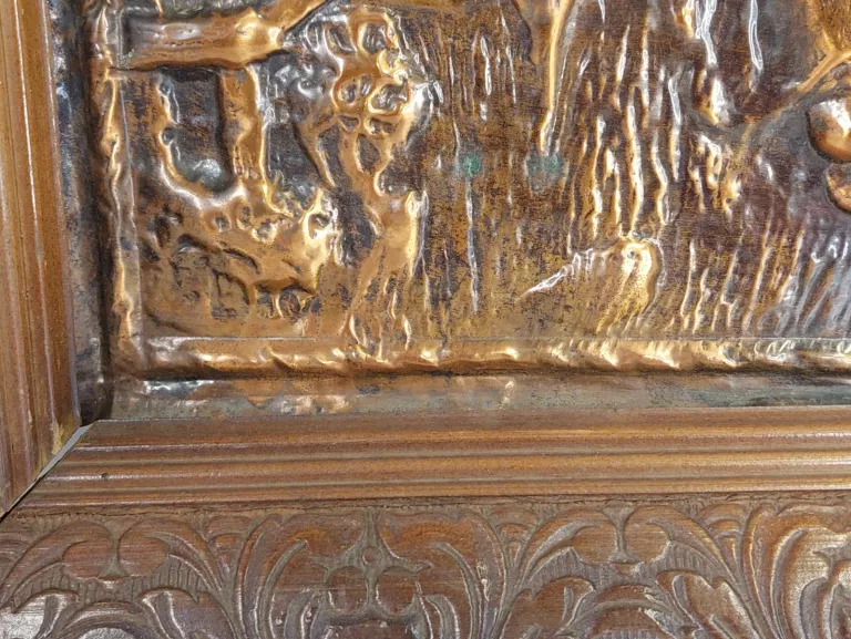 DUŻY OBRAZ METALOPLASTYKA W DREWNIANEJ RAMIE. WIEJSKI PEJZAŻ 61X45 CM