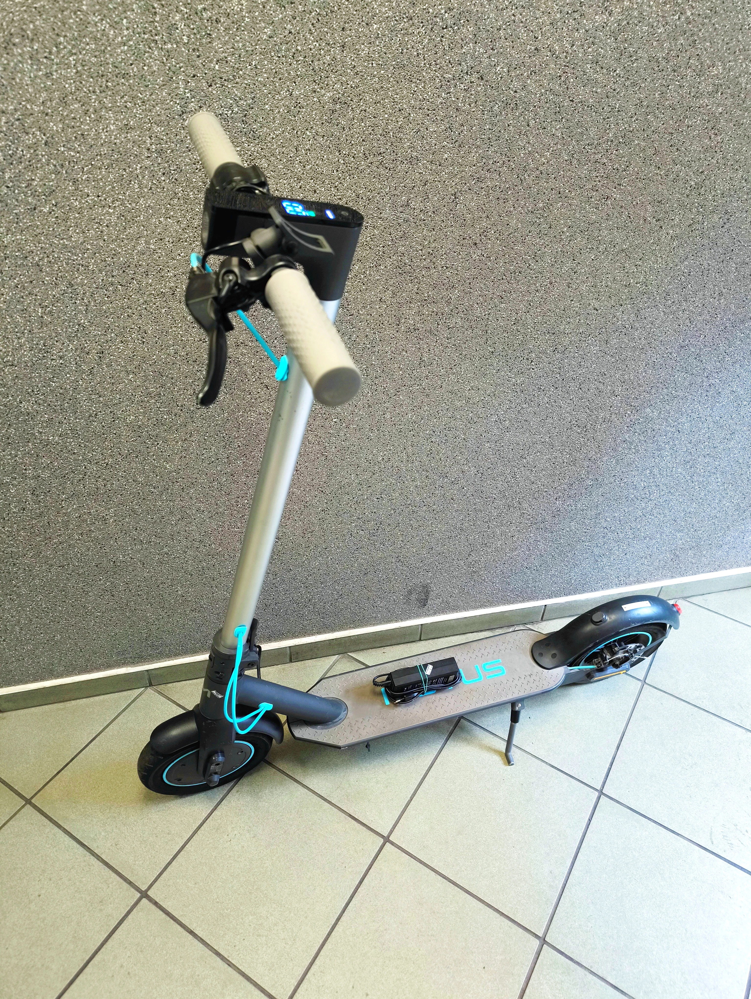 hulajnoga-elektryczna-motus-scooty-10-lite-2022-ladowarka-dabrowskiego-30-naklo