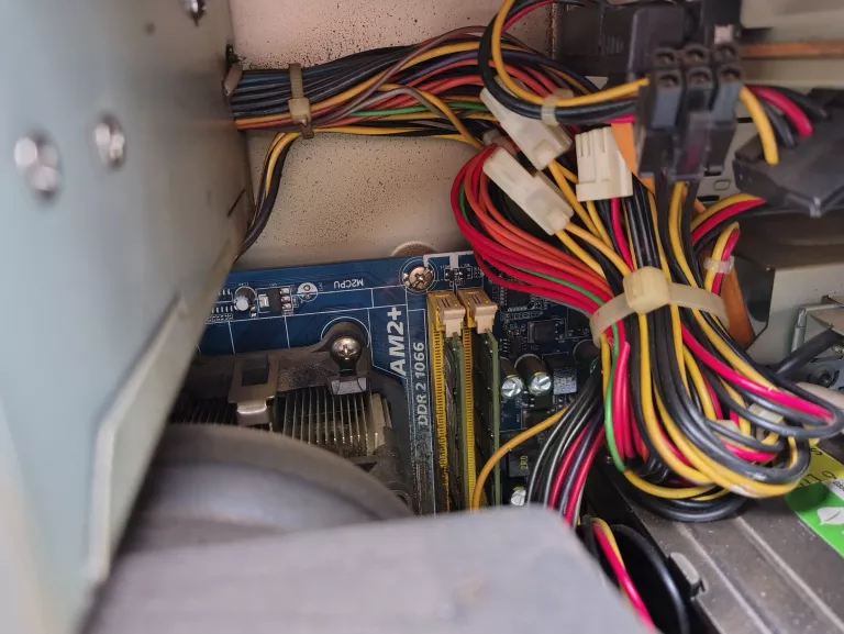 komputer-stacjonarny-czarny-w7-amd-na-czesci-taktowanie-bazowe-procesora-1