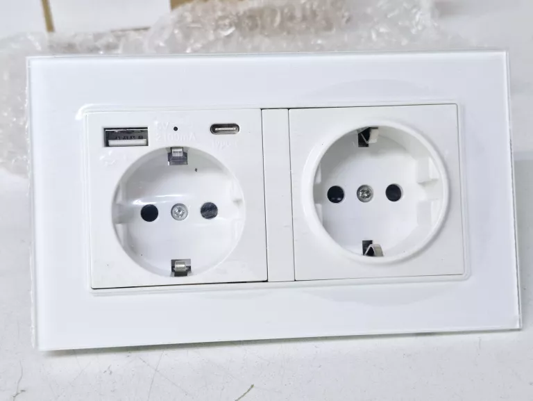 GNIAZDKO ELEKTRYCZNE PODWÓJNE USB/USB-C