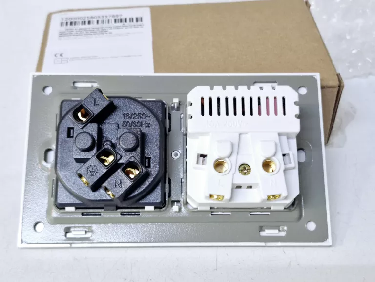 GNIAZDKO ELEKTRYCZNE PODWÓJNE USB/USB-C