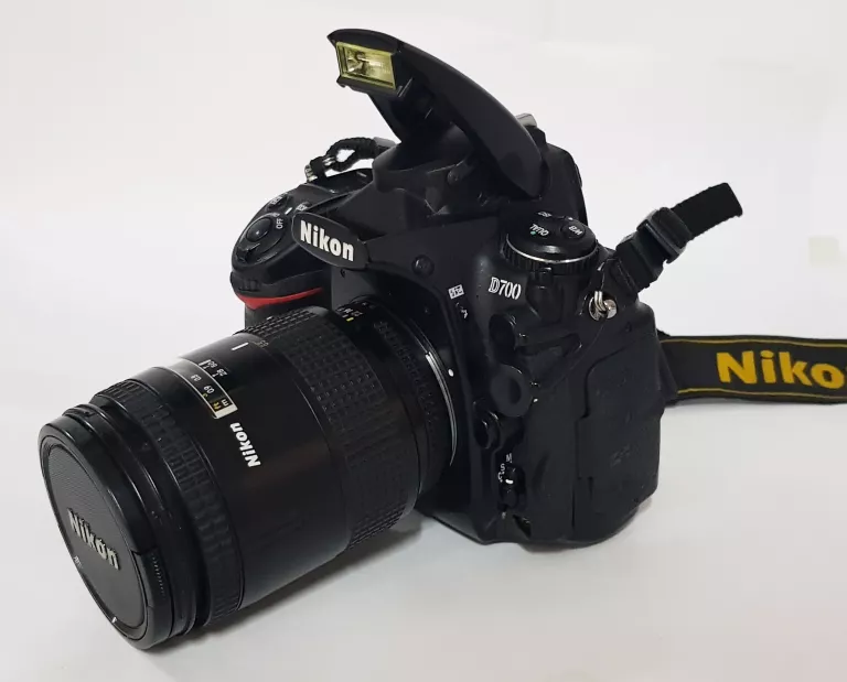 NIKON D700 + LAMPA+ KARTA+OBIEKTYW+LAMPA