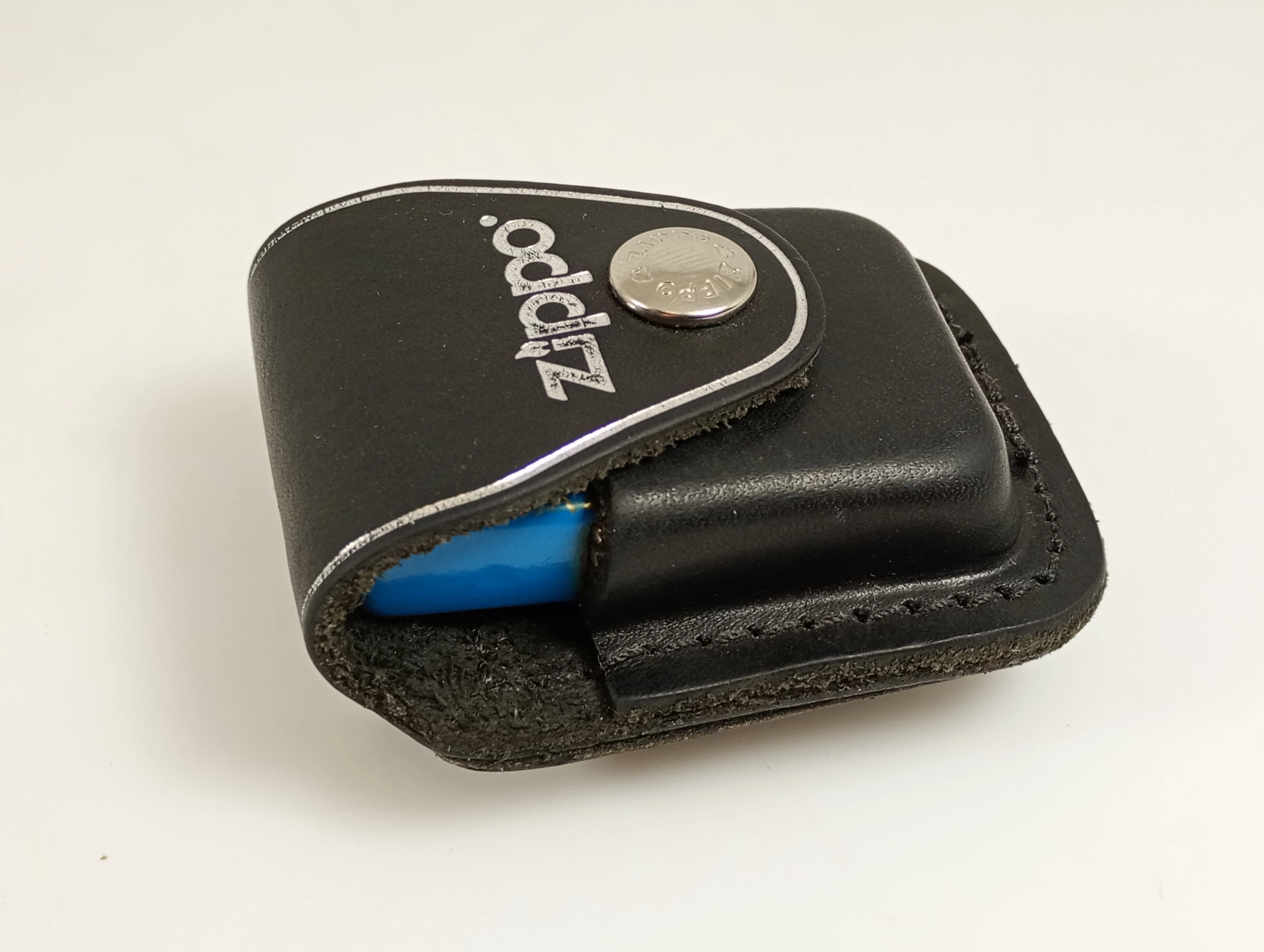 zapalniczka-zippo-sky-niebieska-wraz-ze-skurzanym-etui-stan-opakowania-229205-340261