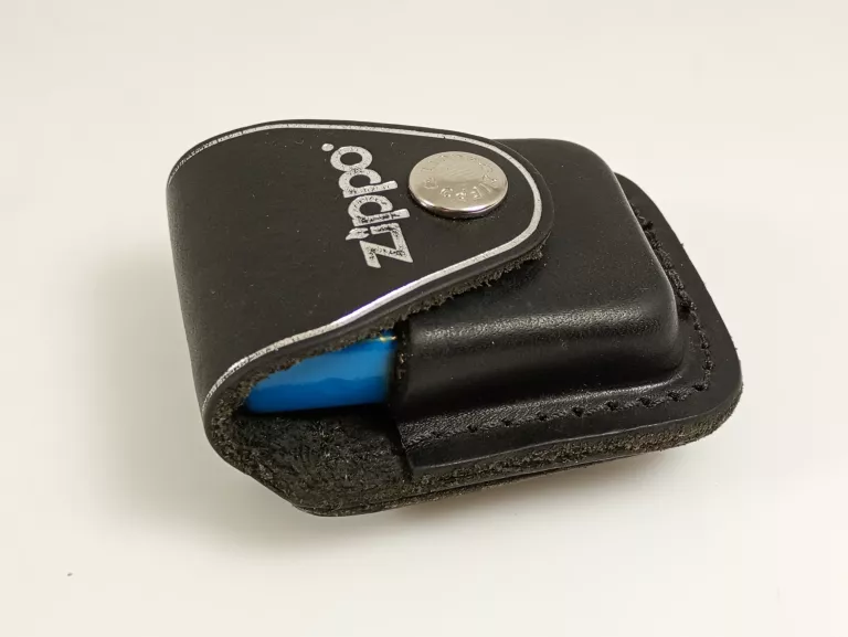 ZAPALNICZKA ZIPPO SKY - NIEBIESKA WRAZ ZE SKURZANYM ETUI