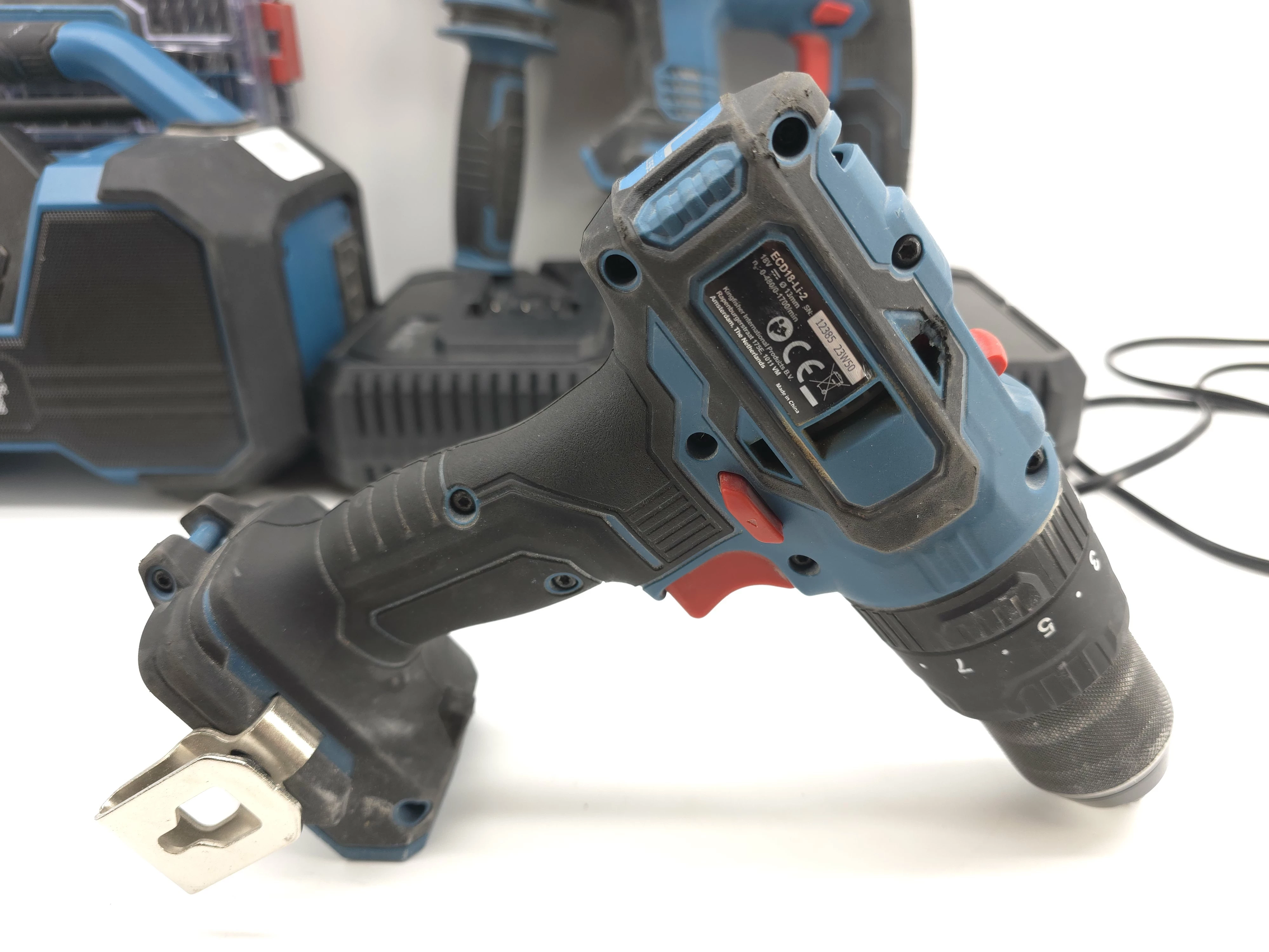 zestaw-narzedzi-erbauer-mlotowiertarka-katowka-wkretarka-radio-3x-aku-zawartosc-zestawu-235809-65536