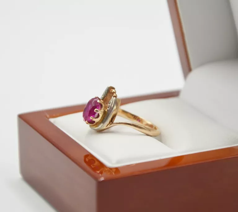 ZŁOTY PIERŚCIONEK Z RÓŻOWYM KAMIENIEM (585) W:3,36G R:13