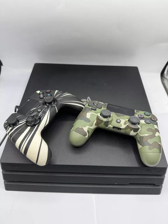 KONSOLA PS4 PRO 1TB+ 2 PADY+ OKABLOWANIE