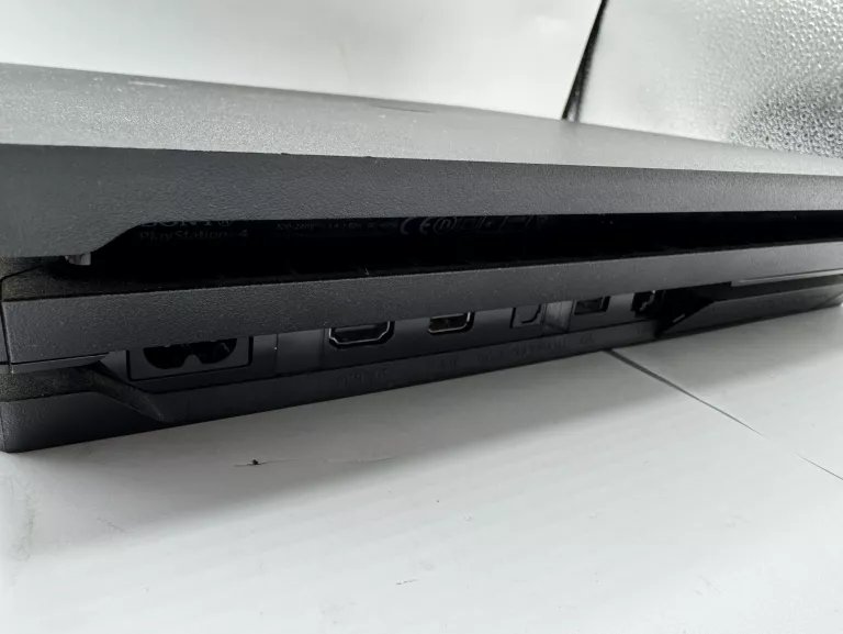 KONSOLA PS4 PRO 1TB+ 2 PADY+ OKABLOWANIE