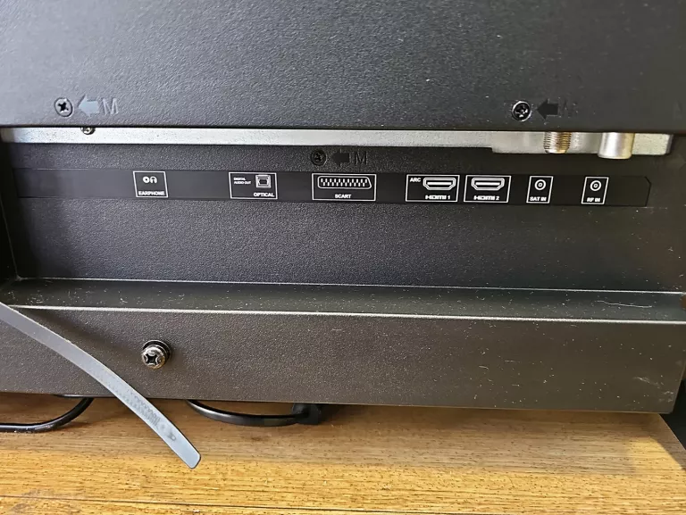 TELEWIZOR 40" SHARP LC-40FG3242E, PILOT (OPIS)
