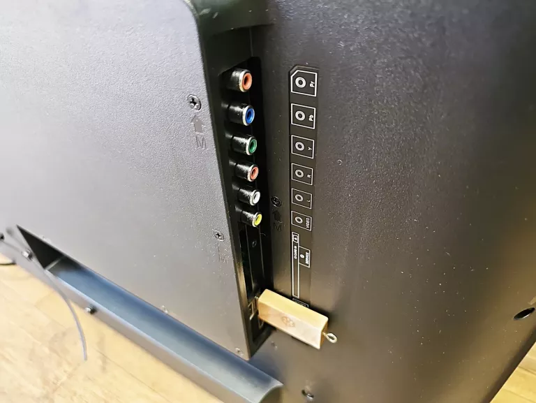 TELEWIZOR 40" SHARP LC-40FG3242E, PILOT (OPIS)