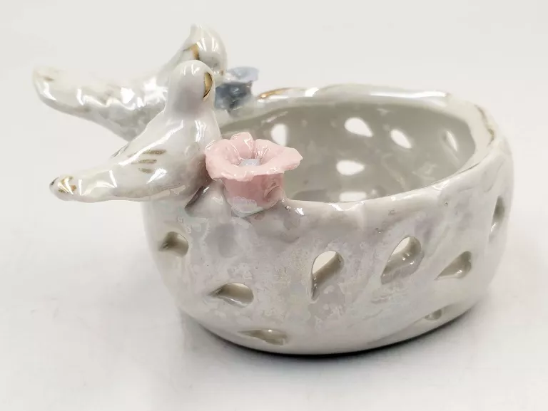 PORCELANOWY KOSZYK GOŁĘBIE Z KWIATAMI