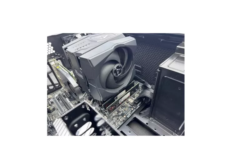 KOMPUTER AMD RYZEN THREADRIPPER 2950X/64GB/256GB/NVIDIA QUADRO 2000/WIN10