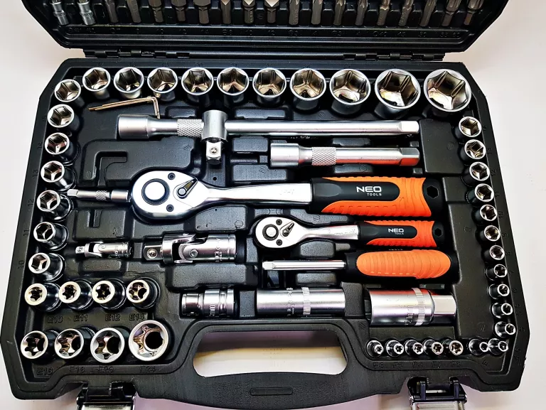 ZESTAW KLUCZY NEO TOOLS 1/2" 1/4" 108 SZT. WALIZKA