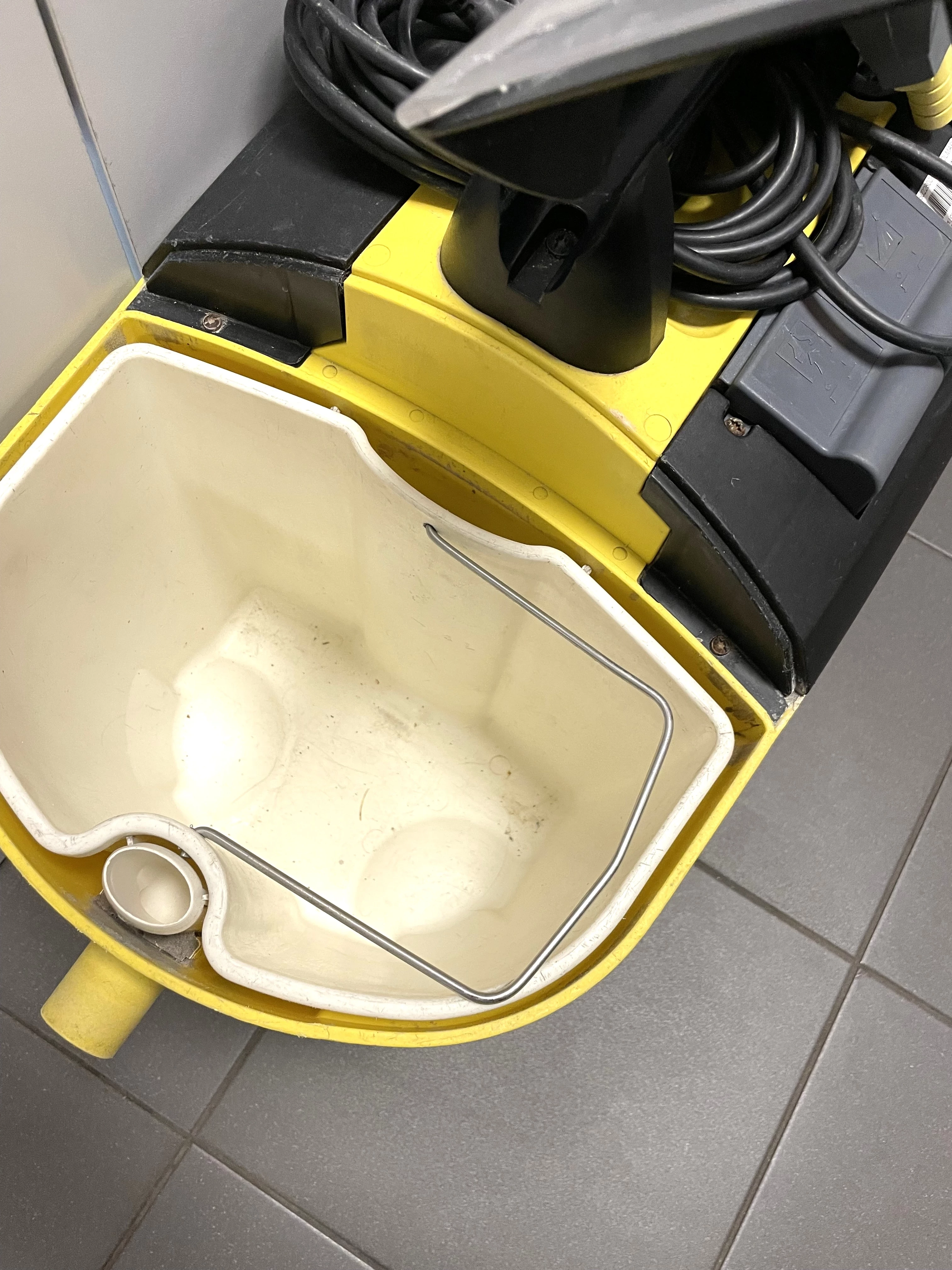 odkurzacz-pioracy-karcher-puzzi-100-opis-kolor-dominujacy-129357-8