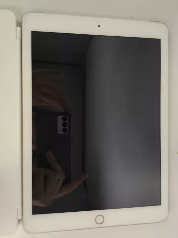 TABLET APPLE IPAD (5TH GEN) 9,7" 2 GB / 32 GB ZŁOTY + KLAWIATURA