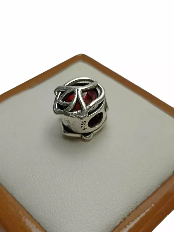 ŚLICZNY SREBRNY CHARMS RÓŻA (925, 3,43G)