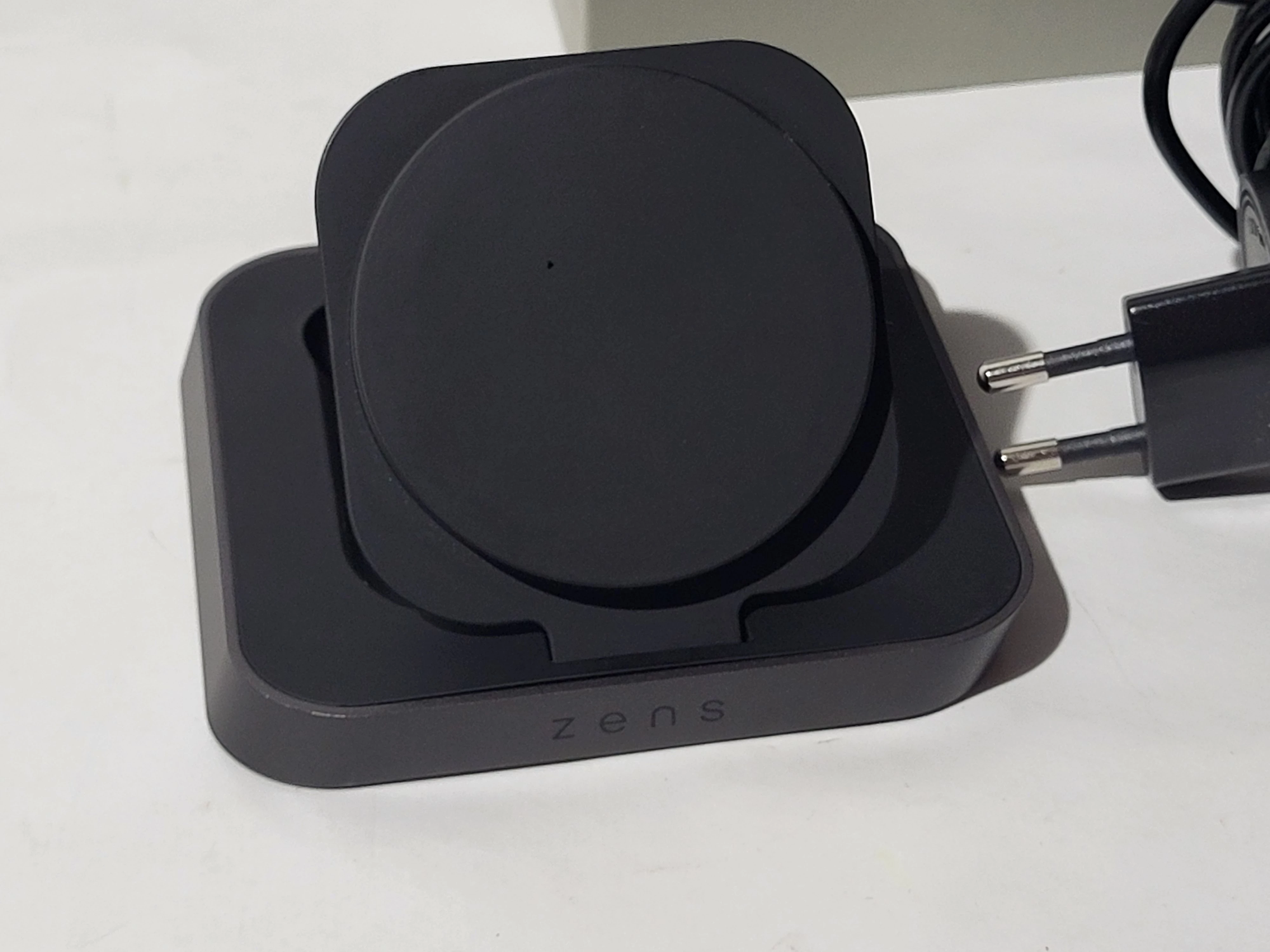 ladowarka-indukcyjna-magnetyczna-zens-magnetic-nighstand-charger-prad-wyjsciowy-2000