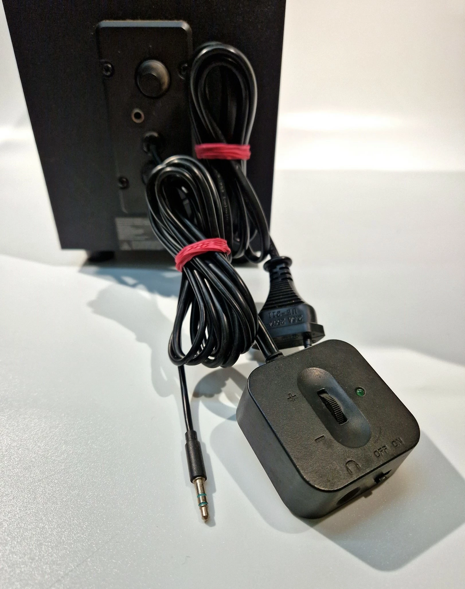 glosniki-komputerowe-logitech-z213-moc-subwoofera-rms-400