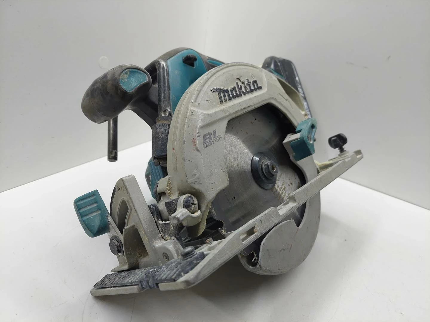 akumulatorowa-pilarka-tarczowa-makita-dhs-680-akumulator-30ah-srednica-otworu-pily-2000