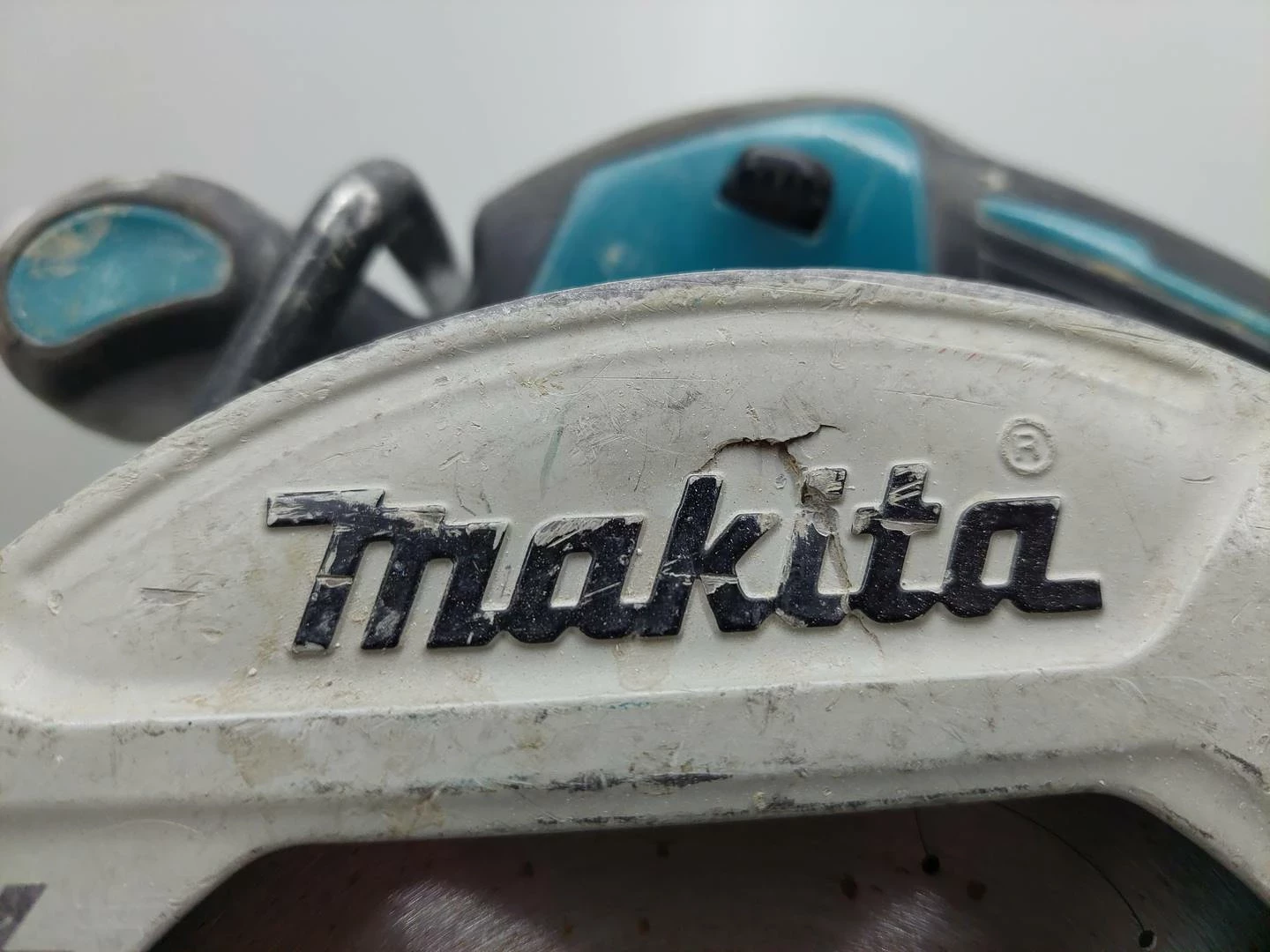 akumulatorowa-pilarka-tarczowa-makita-dhs-680-akumulator-30ah-stan-11323-2