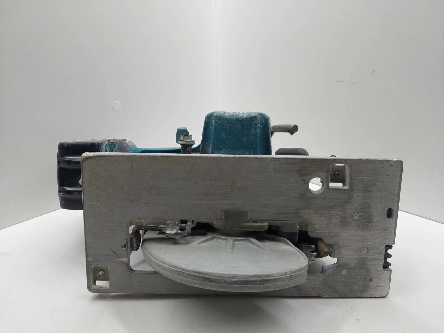 akumulatorowa-pilarka-tarczowa-makita-dhs-680-akumulator-30ah-maksymalna-moc-1800