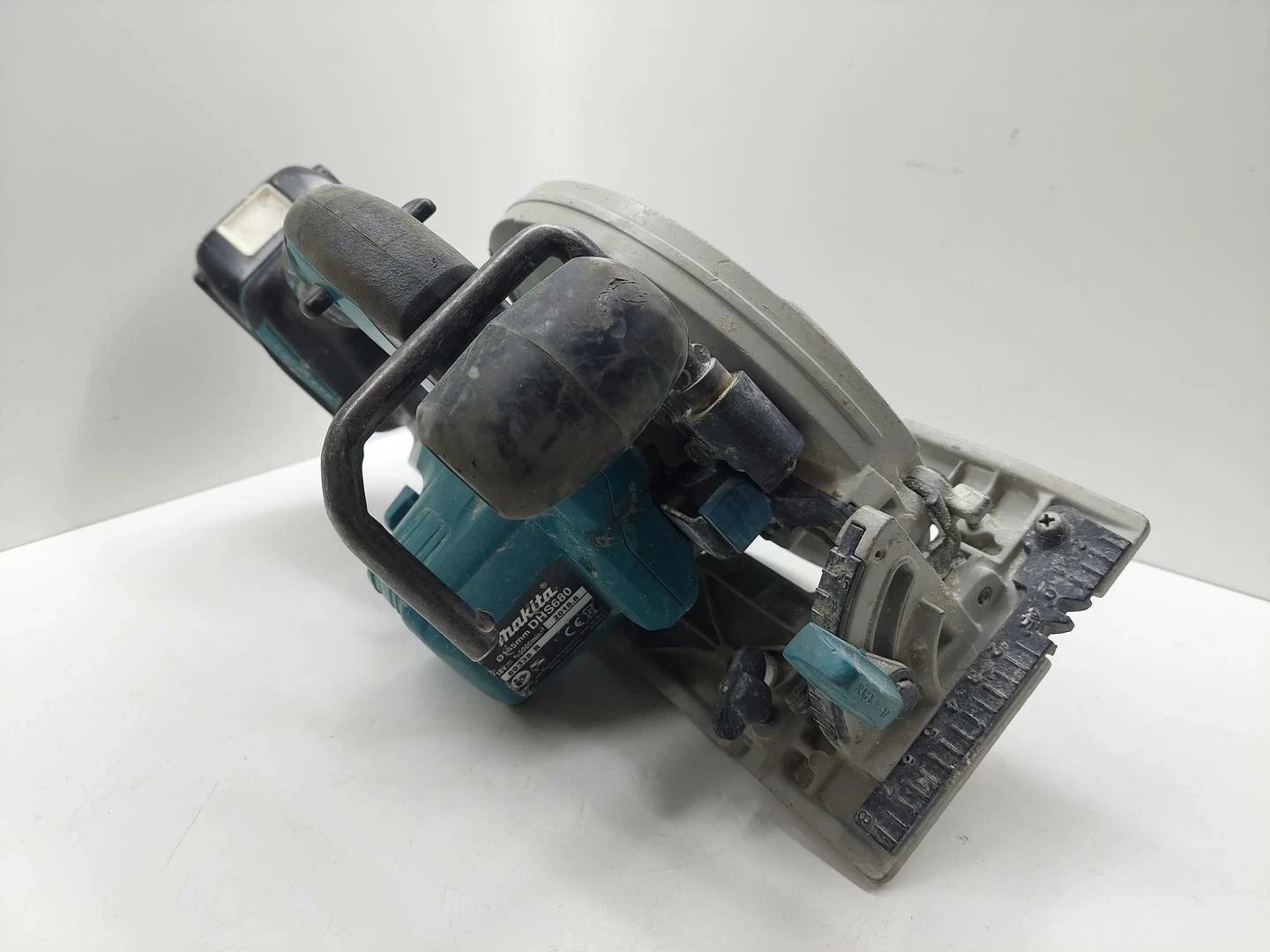 akumulatorowa-pilarka-tarczowa-makita-dhs-680-akumulator-30ah-seria-dhs680z