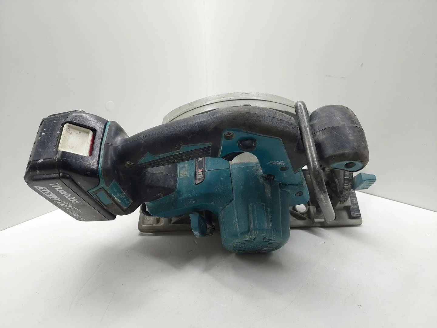 akumulatorowa-pilarka-tarczowa-makita-dhs-680-akumulator-30ah-ean-gtin-0088381683197