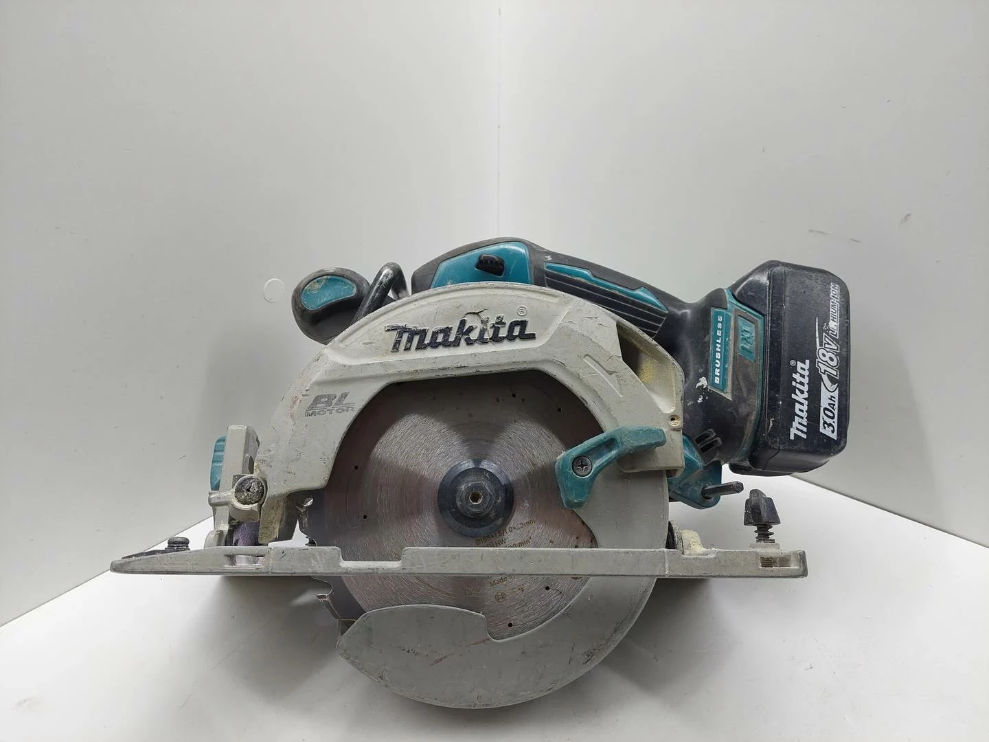 akumulatorowa-pilarka-tarczowa-makita-dhs-680-akumulator-30ah-pl-wolnosci-12-sj-wloclawek