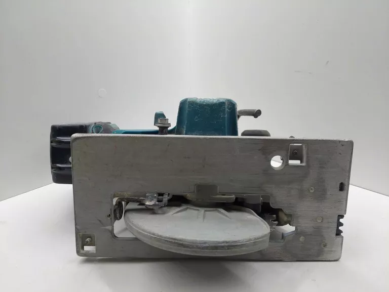 akumulatorowa-pilarka-tarczowa-makita-dhs-680-akumulator-30ah-maksymalna-moc-1800