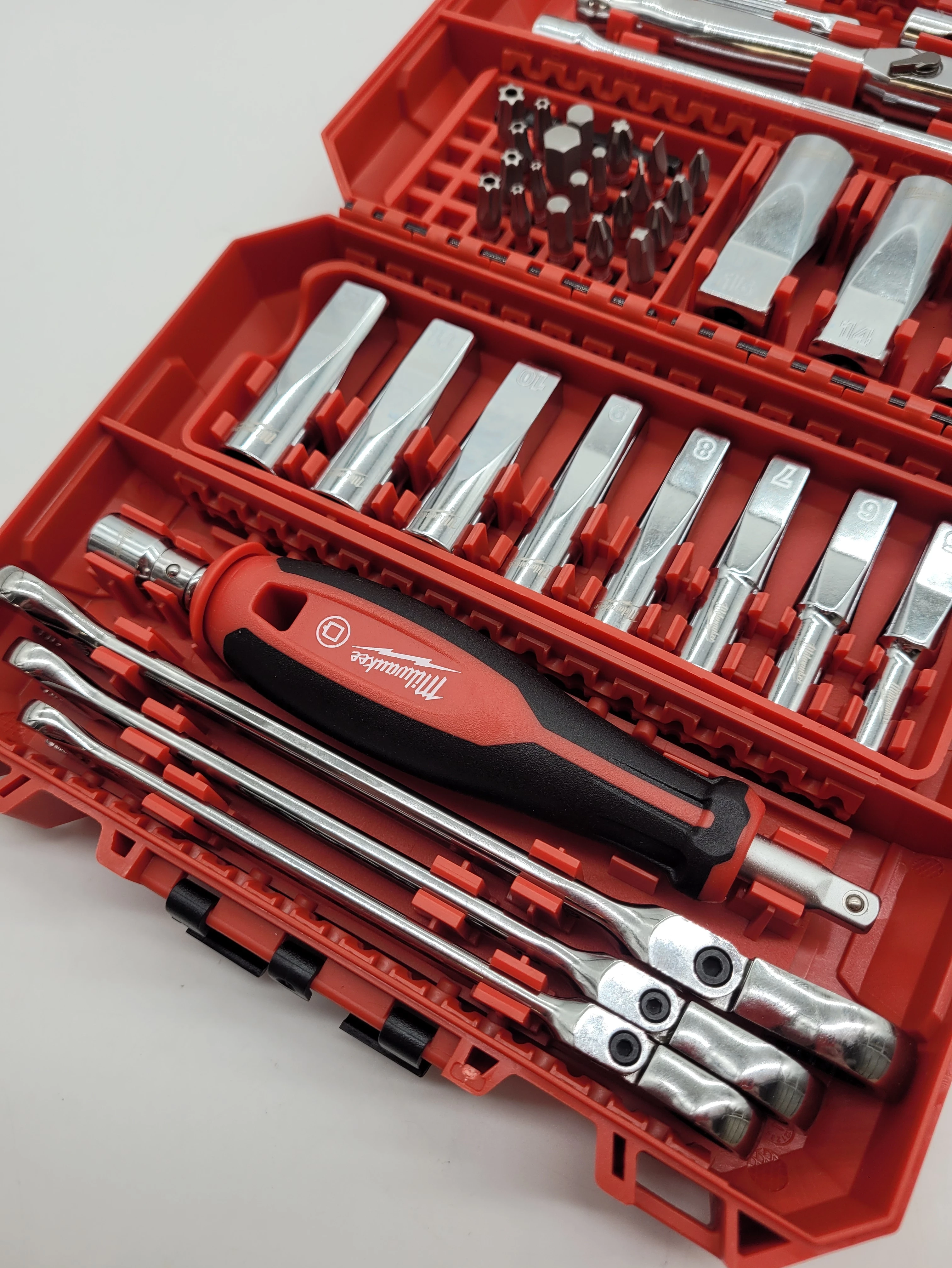 zestaw-kluczynasadek-milwaukee-42el-4932498382-stan-11323-2