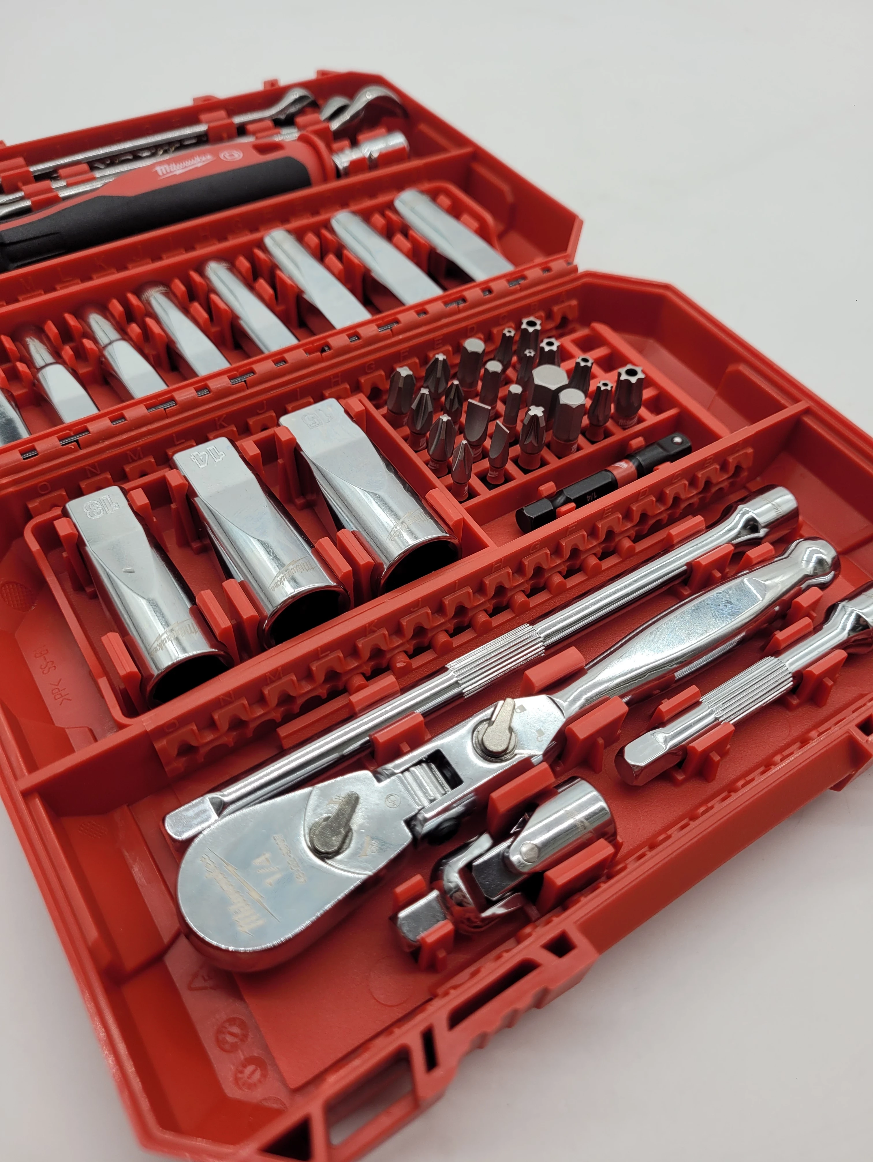 zestaw-kluczynasadek-milwaukee-42el-4932498382-liczba-elementow-w-zestawie-42