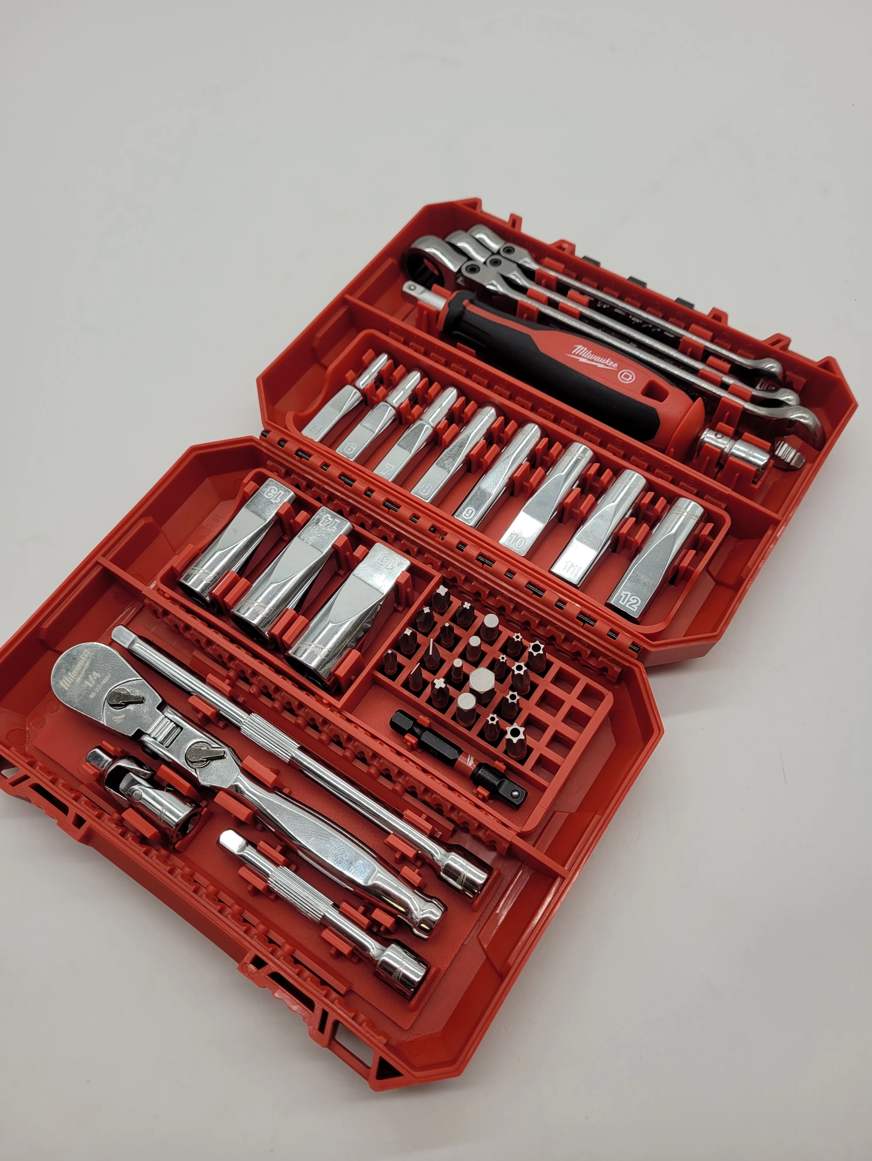 zestaw-kluczynasadek-milwaukee-42el-4932498382-kod-producenta-4932498382