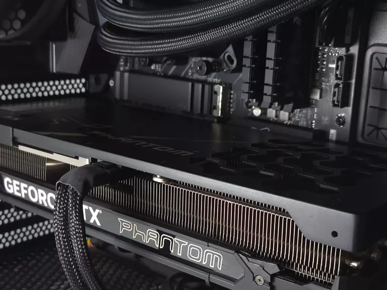 KOMPUTER GAMINGOWY PC RYZEN 7 5800X3D/RTX 4070 TI/16GB RAM/1TB M.2