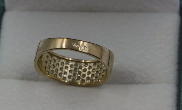 PIĘKNY ZŁOTY PIERŚCIONEK Z CYRKONIAMI R.11 W.3,44 SZEROKOŚĆ 6MM P.333