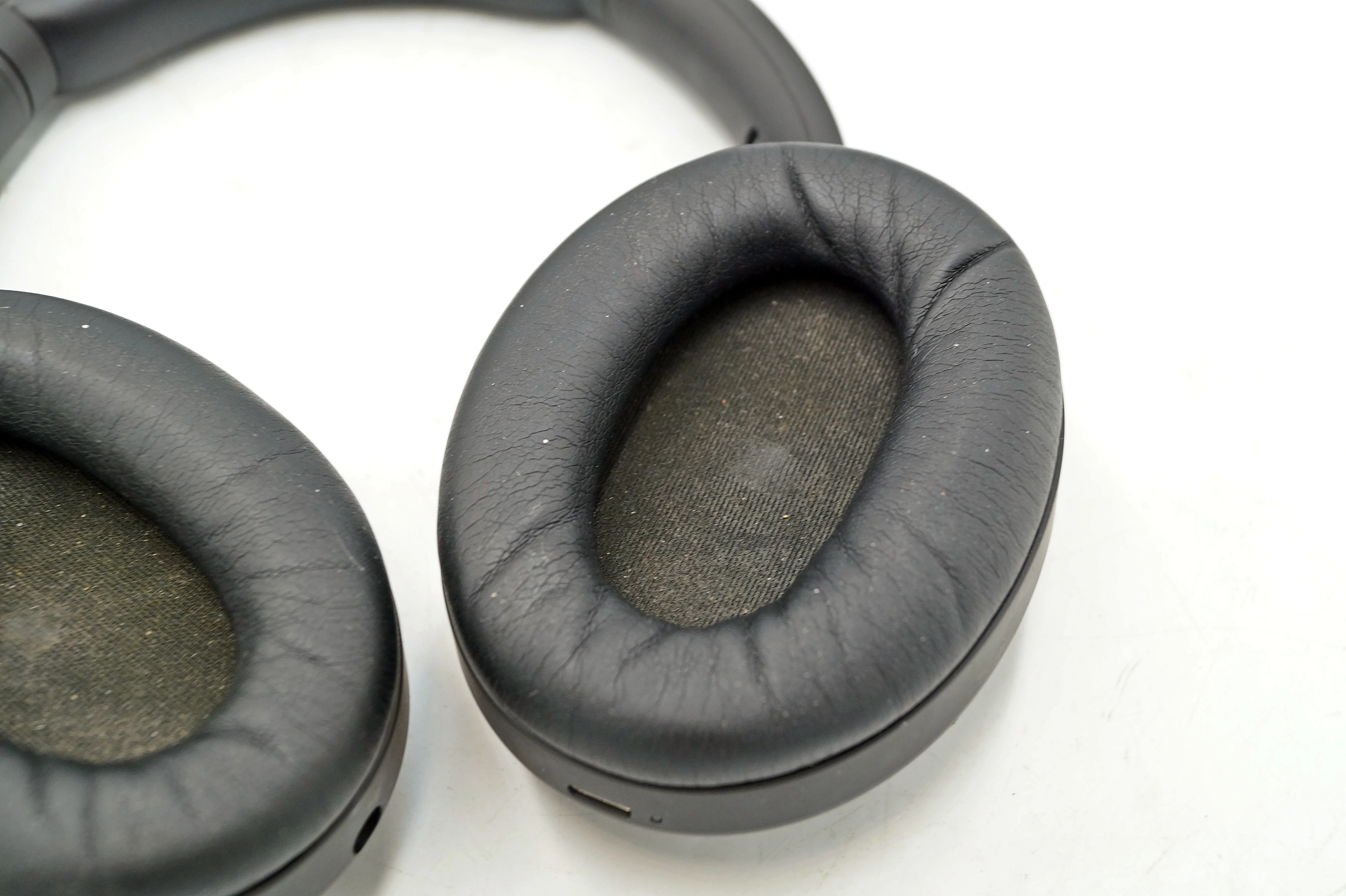 sony-wh-1000xm4-sluchawki-bezprzewodowe-nauszne-waga-produktu-z-opakowaniem-jednostkowym-0810