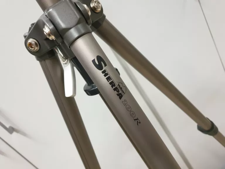STATYW DO APARATU VELBON SHERPA 200R