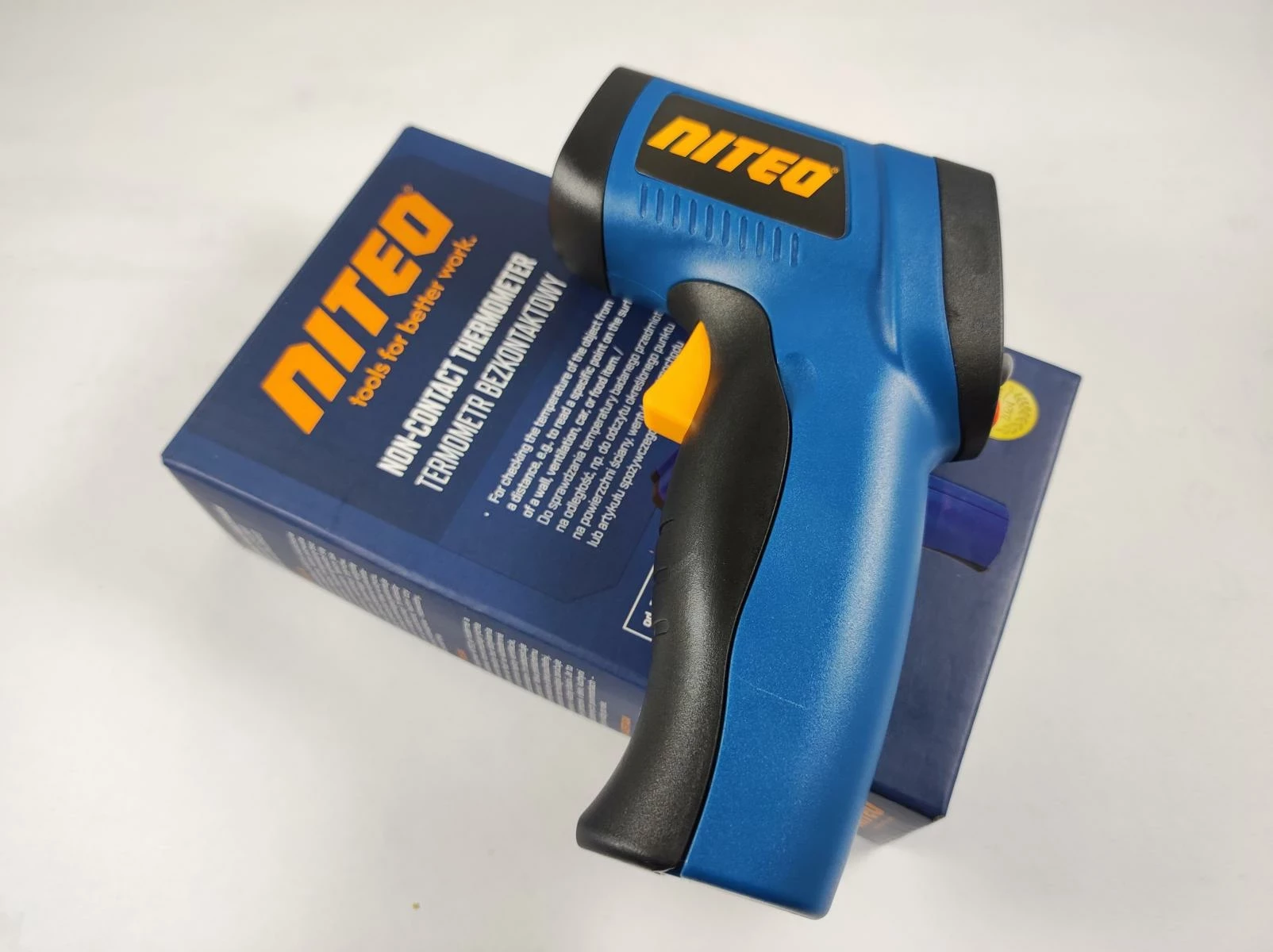 termometr-bezkontaktowy-niteo-pojm250313-pudelko-wielka-rzeznicka-1-srem-centrum