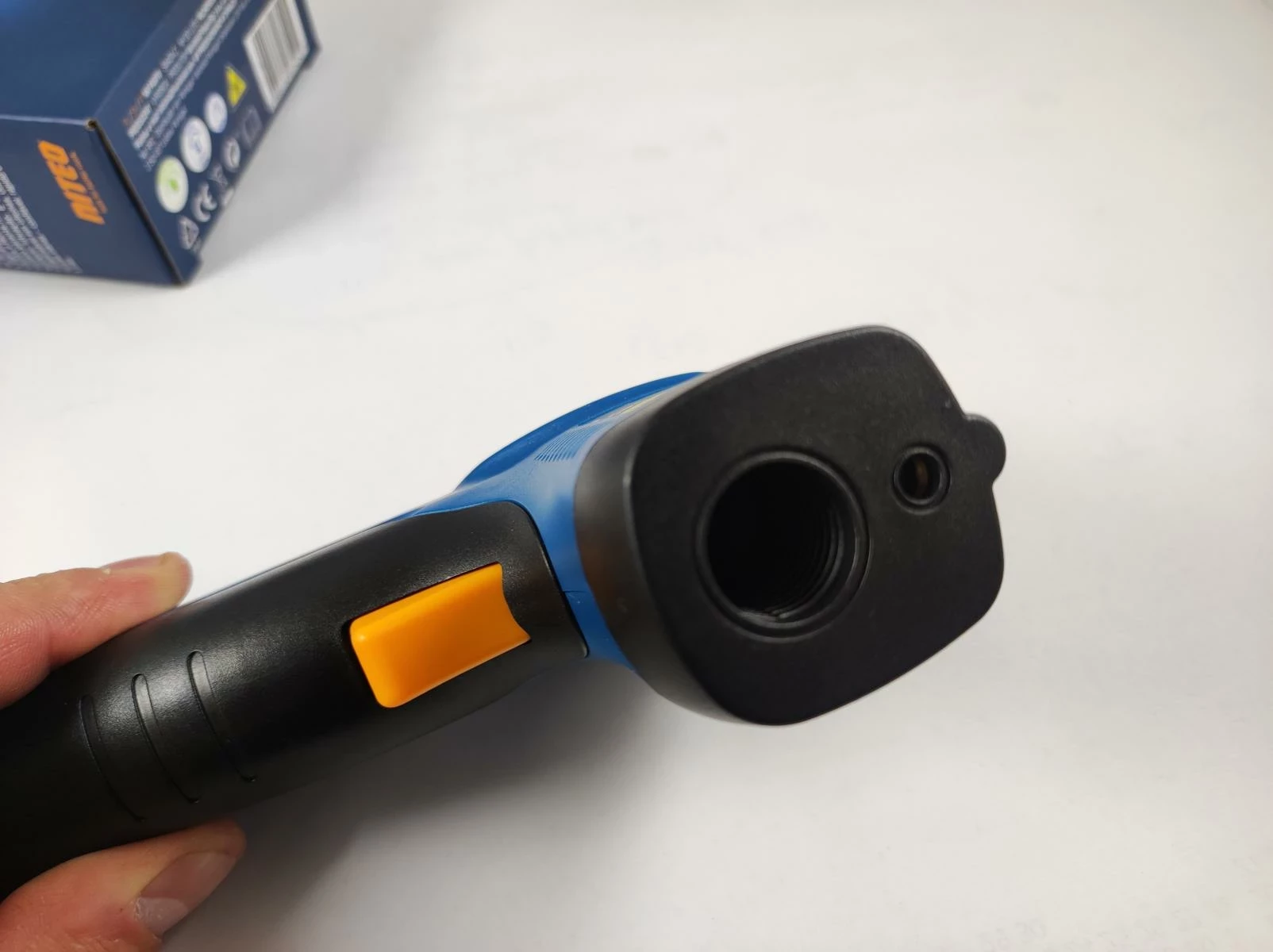 termometr-bezkontaktowy-niteo-pojm250313-pudelko-wielka-rzeznicka-1-srem-centrum